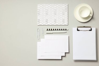 Mockup dairesi açık gri arka planda farklı ofis aksesuarları ile yatıyordu