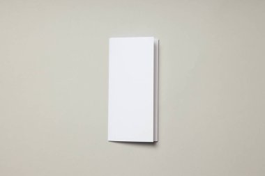 Açık gri arkaplanda boş beyaz sayfa