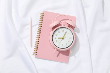 Alarmlı saat ile zaman yönetimi kavramı