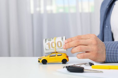 Araba satın alma ve oyuncak araba sigortası kavramı