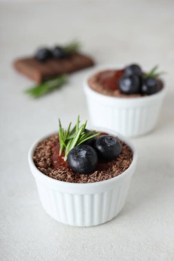 Lezzetli ve tatlı yemek kavramı - çikolatalı mus.