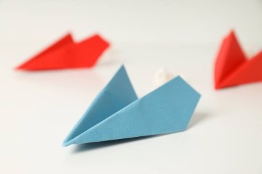 Beyaz zemin üzerinde kağıt uçaklar ile iş, başlangıç ve sponsorluk kavramı