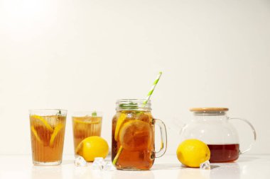 Buzlu çay. Sıcak yaz havasında ferahlatıcı bir içecek.