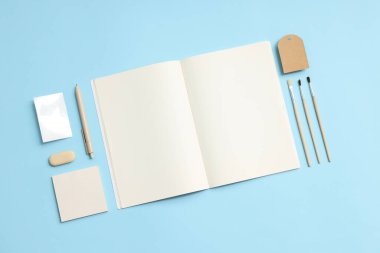 Mockup daire mavi arka planda farklı ofis aksesuarları ile yatıyordu