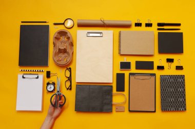 Mockup dairesi, sarı arka planda farklı ofis aksesuarları vardı.