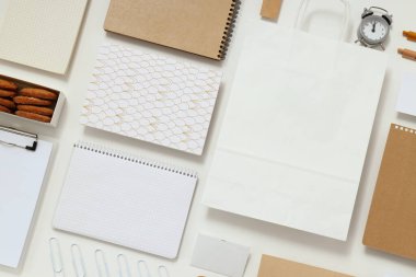 Mockup daire beyaz arka planda farklı ofis aksesuarları ile yatıyordu