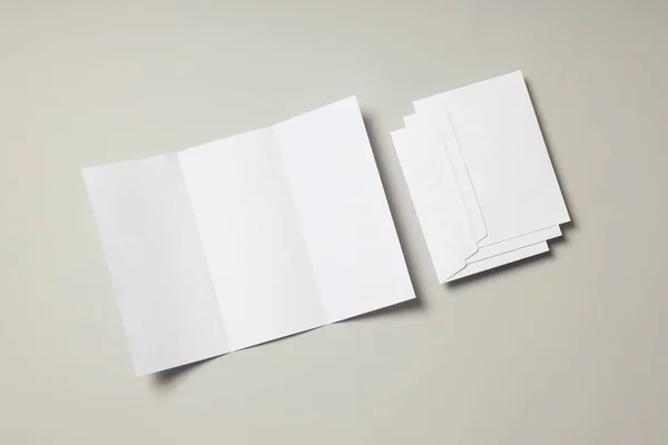 Blankes Weißes Blatt Und Umschläge Auf Hellgrauem Hintergrund — Stockfoto