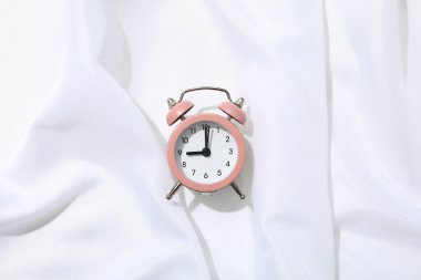 Uyku kavramı ve çalar saatle uyanmak.