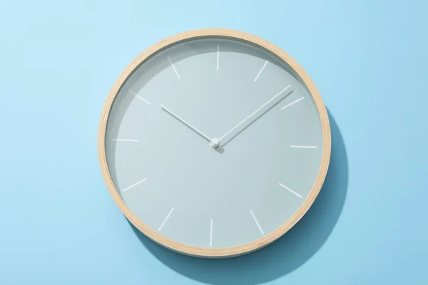 Concepto Cambio Hora Con Reloj Sobre Fondo Azul —  Fotos de Stock