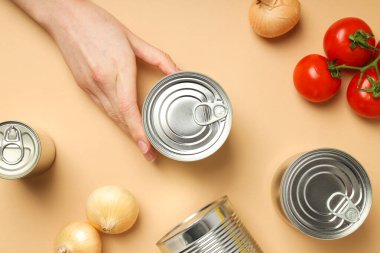 Boş metal kavanozlarda konserve yiyecekler, konserve yiyecek kavramı.