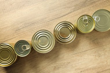 Boş metal kavanozlarda konserve yiyecekler, konserve yiyecek kavramı.