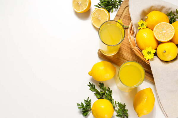 Концепция свежего летнего напитка - коктейль Лимончелло