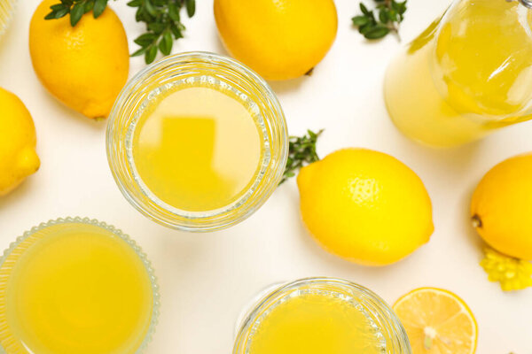 Концепция свежего летнего напитка - коктейль Лимончелло