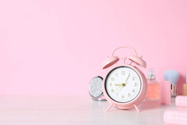 Uyku kavramı ve çalar saatle uyanmak.