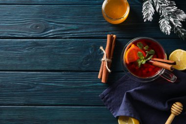 Lezzetli sıcak içecek kavramı - çay, çilek - meyve çayı