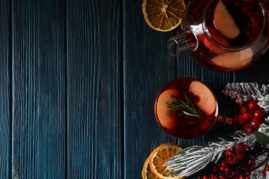 Lezzetli sıcak içecek kavramı - çay, çilek - meyve çayı