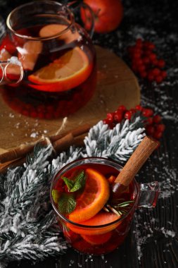 Lezzetli sıcak içecek kavramı - çay, çilek - meyve çayı