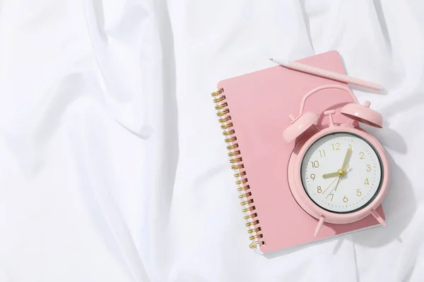 目覚まし時計で時間管理の概念 — ストック写真