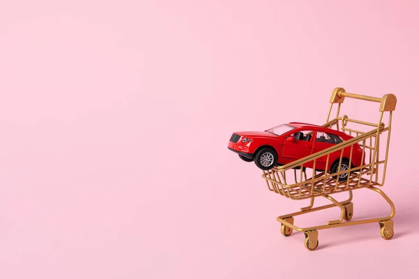 Koncepcja Zakupu Ubezpieczenia Samochodu Zabawkowego — Zdjęcie stockowe
