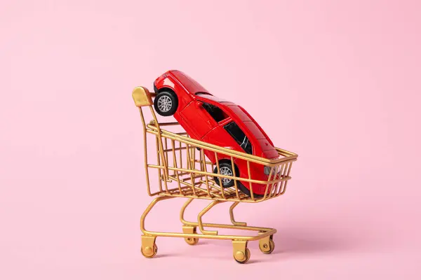 Koncepcja Zakupu Ubezpieczenia Samochodu Zabawkowego — Zdjęcie stockowe