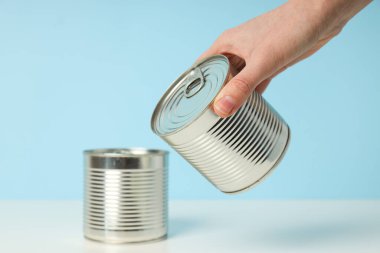 Boş metal kavanozlarda konserve yiyecekler, konserve yiyecek kavramı.