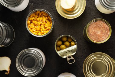 Boş metal kavanozlarda konserve yiyecekler, konserve yiyecek kavramı.