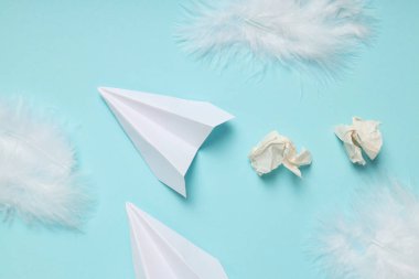 Mavi arka planda kağıt uçak ile iş, başlangıç ve sponsorluk kavramı