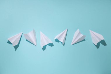 Mavi arka planda kağıt uçaklar ile iş, başlangıç ve sponsorluk kavramı