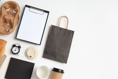 Mockup daire beyaz arka planda farklı ofis aksesuarları ile yatıyordu