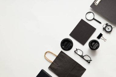 Mockup daire beyaz arka planda farklı ofis aksesuarları ile yatıyordu