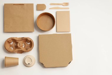 Beyaz arkaplanda yiyecek teslimatı için tek kullanımlık boş sofra takımı