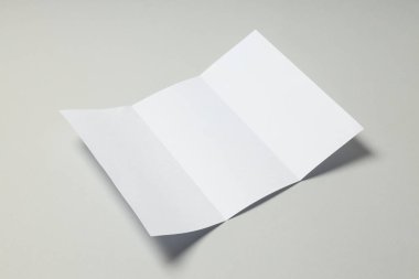 Açık gri arkaplanda boş beyaz sayfa