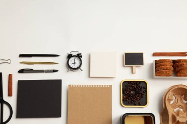 Mockup daire beyaz arka planda farklı ofis aksesuarları ile yatıyordu