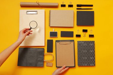 Mockup dairesi, sarı arka planda farklı ofis aksesuarları vardı.