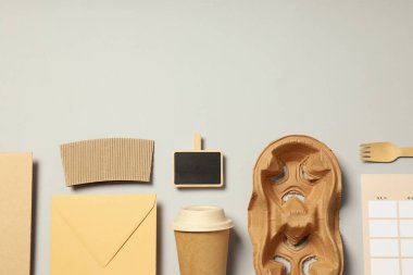 Açık gri arkaplanda el işi aksesuarları olan düz maket.