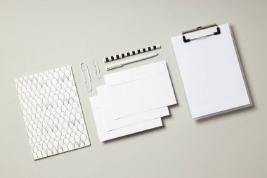 Mockup dairesi açık gri arka planda farklı ofis aksesuarları ile yatıyordu