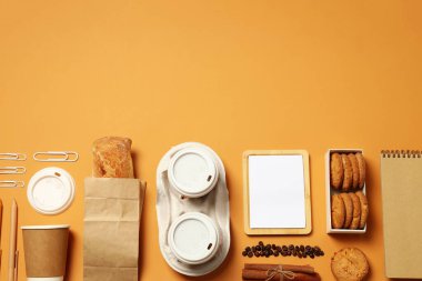 Bej arka planda serbest çalışan aksesuarlarla birlikte düz maket yatıyordu