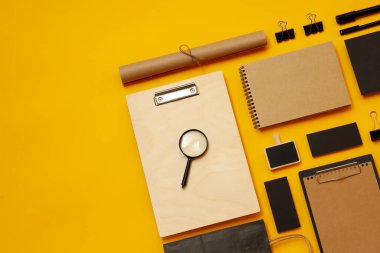 Mockup dairesi, sarı arka planda farklı ofis aksesuarları vardı.