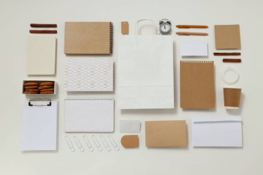 Mockup daire beyaz arka planda farklı ofis aksesuarları ile yatıyordu