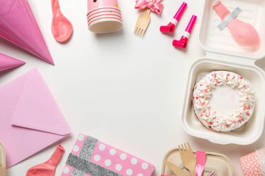 Kutlama ve kutlama kavramı kutuda bento kekiyle