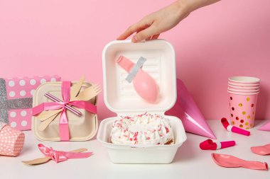 Kutlama ve kutlama kavramı kutuda bento kekiyle