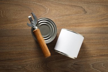 Boş metal kavanozlarda konserve yiyecekler, konserve yiyecek kavramı.