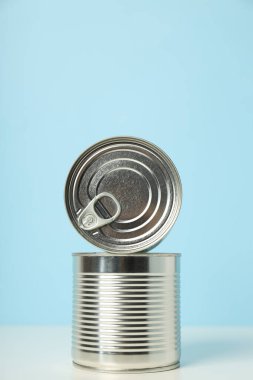 Boş metal kavanozlarda konserve yiyecekler, konserve yiyecek kavramı.