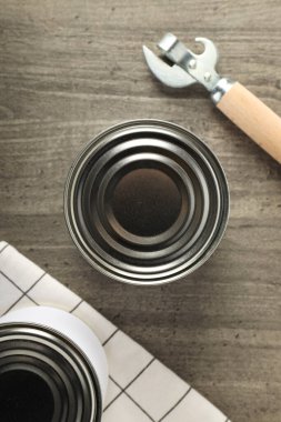 Boş metal kavanozlarda konserve yiyecekler, konserve yiyecek kavramı.