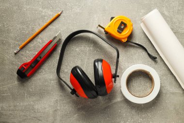 Farklı iş aksesuarları, mühendislik malzemeleri ve araçları kavramı