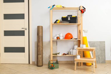 Farklı iş aksesuarları, mühendislik malzemeleri ve araçları kavramı