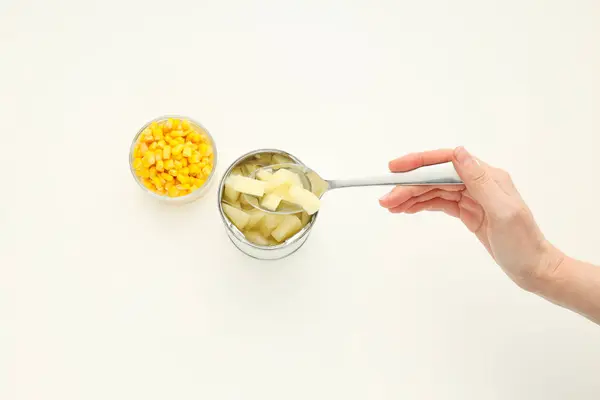 Zutaten Zum Kochen Von Salat Maiskernen Und Ananaskonserven — Stockfoto