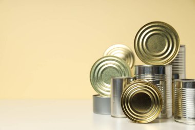 Boş metal kavanozlarda konserve yiyecekler, konserve yiyecek kavramı.