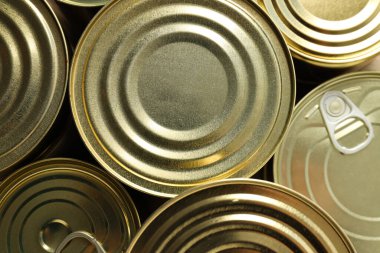 Boş metal kavanozlarda konserve yiyecekler, konserve yiyecek kavramı.