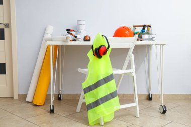 Farklı iş aksesuarları, mühendislik malzemeleri ve araçları kavramı